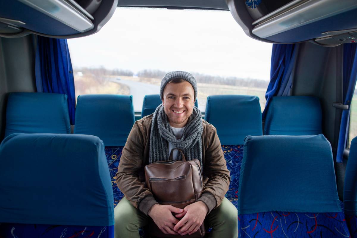 Un touriste dans un bus dans le Périgord, lors d'un voyage en groupe